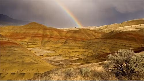 Những ngọn đồi rực rỡ này thuộc Công viên quốc gia John Day Fossil Beds, thị trấn Portland, Mỹ. Nơi đây được coi là bảo tàng tự nhiên của thời đại địa chất. Cảnh quan thiên nhiên nơi đây được hình thành bởi những ngọn núi lửa phun trào và sự biến đổi khí hậu cách đây 35 triệu năm trước.