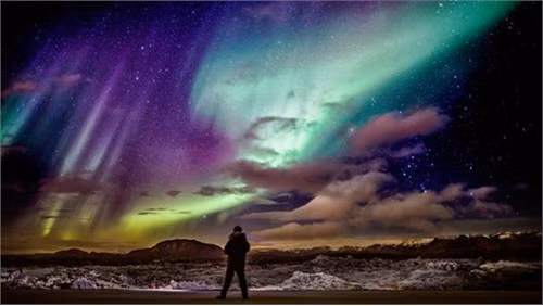 Hiện tượng cực quang, hay còn gọi là Aurora Borealis là một dải quang phổ đầy màu sắc với đủ các màu xanh, đỏ, xanh lá... Các chùm sáng này xuất hiện kỳ ảo nhất tại bán đảo Reykjanes ở Iceland. Mặc dù có rất nhiều nghiên cứu khoa học về sự xuất hiện của các chùm sáng này, tuy nhiên đến nay, nó vẫn coi là một hiện tượng thiên nhiên kỳ vĩ và bí ẩn chưa thể giải thích được.