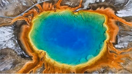 Suối nước nóng lớn nhất tại Mỹ - Grand Prismatic, có đường kính lên tới 113 mét. Sở dĩ nó được đặt tên như vậy chính bởi những màu sắc rực rỡ của suối. Những dải quang phổ màu sặc sỡ là sản phẩm của hàng nghìn loại đá ưa nhiệt, vi khuẩn, vi sinh vật đặc biệt phát triển trong nước nóng. Suối màu Grand Prismatic thu hút hàng triệu lượt du khách tới thưởng ngoạn mỗi năm.