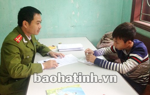 Thiếu tiền chơi games, thiếu niên này đã lập nhóm để "đột vòm" các cửa hàng điện thoại