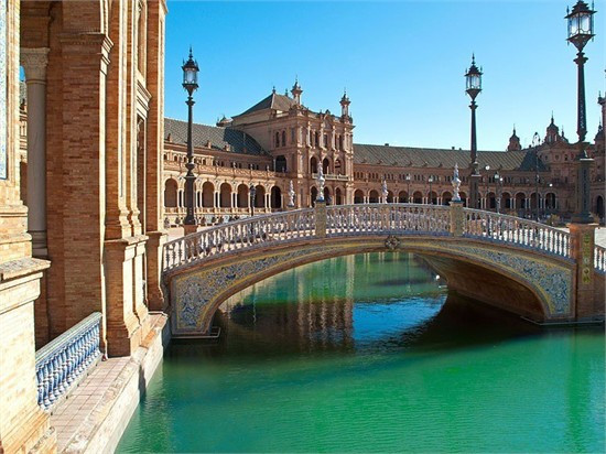 Seville, Tây Ban Nha (82,8 điểm) "Tuyệt vời, xinh đẹp và duyên dáng" là một trong số những mỹ từ mà du khách thập phương đã dành tặng cho thủ phủ của tỉnh Andalusia. Người dân ở đây được đánh giá là tốt bụng, cởi mở và tràn đầy sức sống.