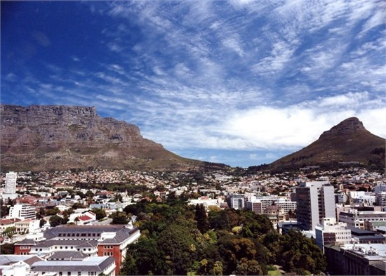 Cape Town, Nam Phi (82,9 điểm) Cape Town được mệnh danh là "nơi tuyệt vời nhất trên trái đất", là "một sự kết hợp lý tưởng của thiên nhiên với bờ biển và núi". Không chỉ có cảnh quan xinh đẹp, nơi đây còn được đánh giá là khá an toàn đối với khách bộ hành, dù là khách nữ và chỉ đi một mình.