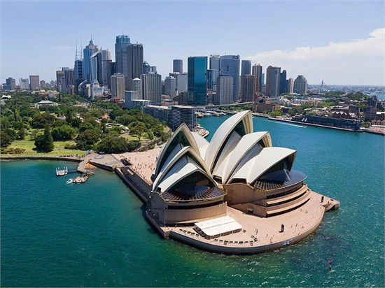 Sydney, Australia (83,8 điểm) "Sydney không chỉ là một trong những thành phố đẹp nhất thế giới mà con người cũng rất vui vẻ. Họ đặc biệt quý du khách người Mỹ", một khách du lịch đã để lại bình luận sau khi lựa chọn Sydney là điểm đến thân thiện nhất thế giới.