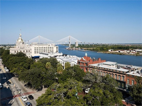Savannah, Georgia, Mỹ (82,8 điểm) Sự quyến rũ, nét thanh lịch luôn bao trùm khắp thành phố cổ kính nhất Georgia. Du khách tới đây cho biết họ luôn hài lòng về thành phố cũng như người dân bản địa.
