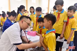 Khám bệnh miễn phí, tặng quà cho trẻ em và các trường học ở xã Vũ Quang