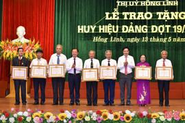 Thị xã Hồng Lĩnh trao huy hiệu Đảng cho 83 đảng viên 