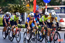 Các cua-rơ cúp "Non sông liền một dải" đua chặng Hà Tĩnh