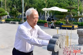 Nguyên Chủ tịch Quốc hội Nguyễn Văn An dâng hương tại Khu di tích Tổng Bí thư Hà Huy Tập