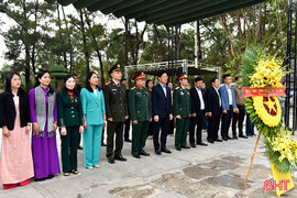 Đoàn cán bộ tỉnh Hà Tĩnh dâng hương tưởng niệm Đại tướng Võ Nguyên Giáp và các anh hùng liệt sỹ