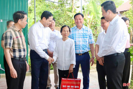 Trao tặng 53.351 phần quà cho người có công với cách mạng
