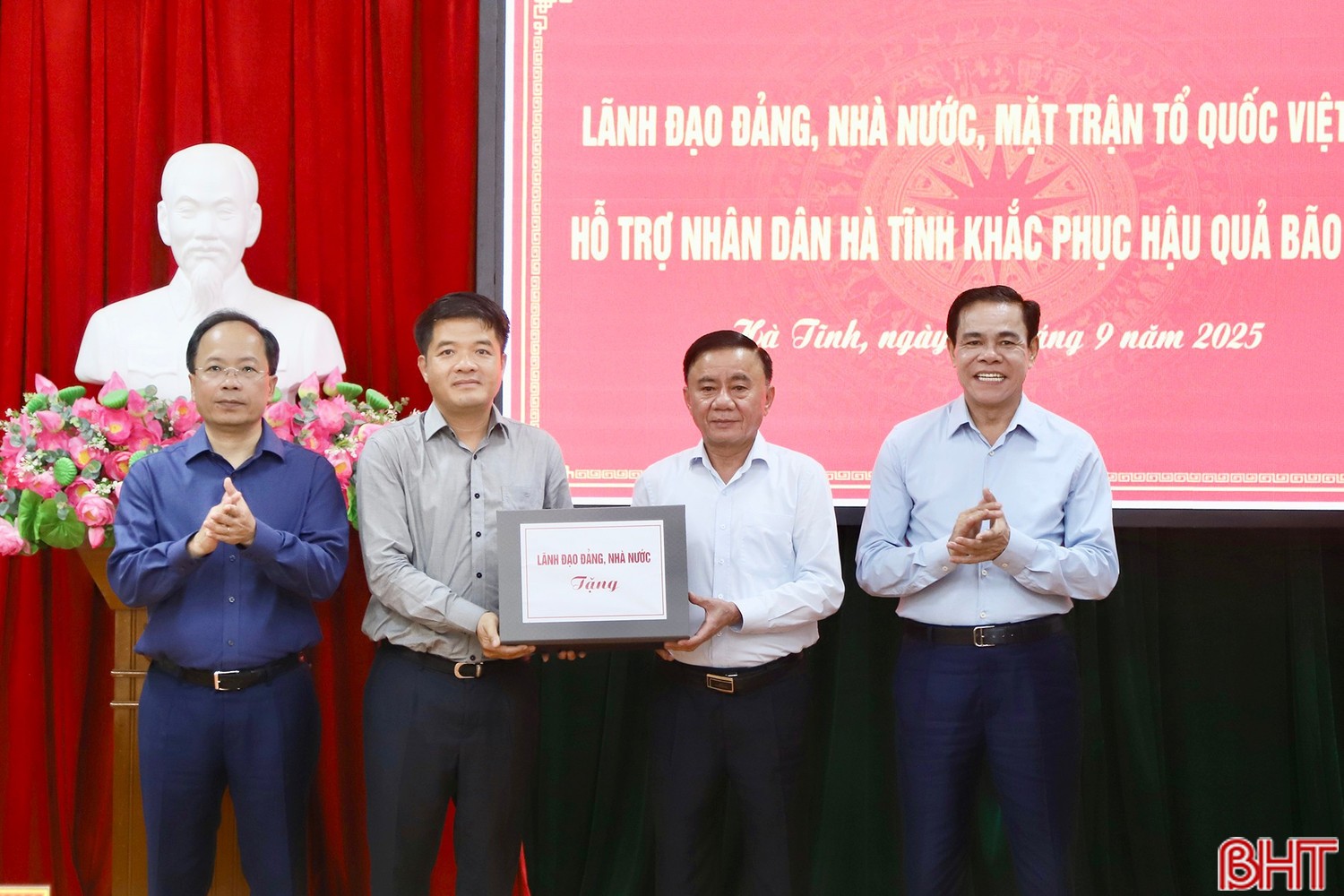 Thường trực Ban Bí thư Trần Cẩm Tú trao nguồn hỗ trợ của lãnh đạo Đảng, Nhà nước cho tỉnh Hà Tĩnh để khắc phục hậu quả bão số 10. image.jpg