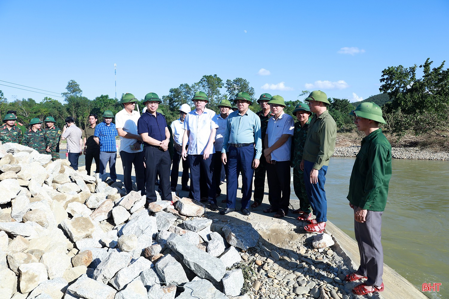 Chủ tịch UBND tỉnh Võ Trọng Hải cùng đoàn công tác kiểm tra công tác khắc phục hậu quả sau bão số 10 tại các xã Sơn Hồng, Mai Hoa. bqbht_br_bao-so-10-2.jpg