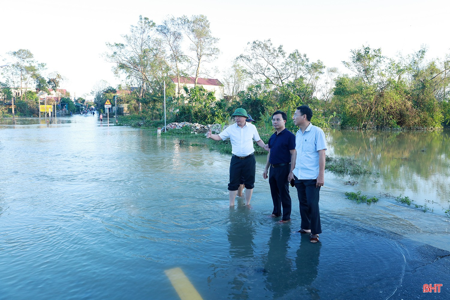 Cũng trong chiều 2/10, Giám đốc Sở Nông nghiệp và Môi trường Lê Ngọc Huấn cùng lãnh đạo một số sở, ngành đã kiểm tra công tác khắc phục hậu quả bão số 10, mưa lũ sau bão tại xã Đức Minh. Đây là một trong những địa phương ở Hà Tĩnh chịu nhiều thiệt hại do bão số 10 gây ra. Thời điểm này, vẫn còn một số tuyến đường, trường học bị ngập lụt, hư hỏng, ảnh hưởng lớn đời sống Nhân dân. bqbht_br_bao-so-10-9.jpg