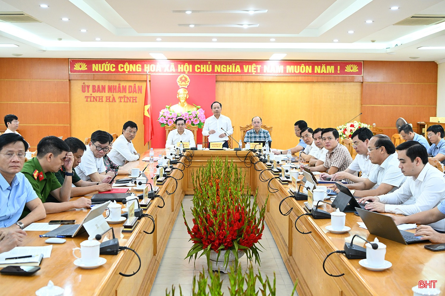 Bí thư Tỉnh ủy cảm ơn Thủ tướng Chính phủ khi đã có quyết định hỗ trợ Hà Tĩnh số tiền 500 tỷ đồng để khắc phục thiên tai. Bí thư Tỉnh ủy cảm ơn Thủ tướng Chính phủ khi đã có quyết định hỗ trợ Hà Tĩnh số tiền 500 tỷ đồng để khắc phục thiên tai.