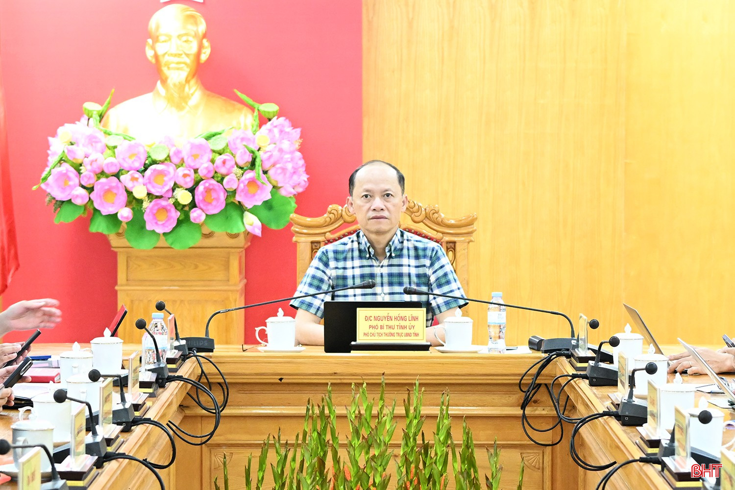 Phó Bí thư Tỉnh ủy, Phó Chủ tịch Thường trực UBND tỉnh Nguyễn Hồng Lĩnh yêu cầu các đơn vị, địa phương không được chủ quan trước bão số 11. bqbht_br_bao-so-11-01.jpg