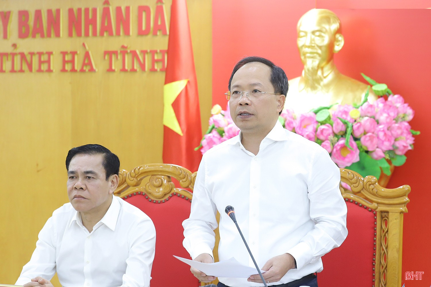 Bí thư Tỉnh ủy Nguyễn Duy Lâm báo cáo tình hình thiệt hại, công tác khắc phục hậu quả bão số 10 và mưa lũ sau bão trên địa bàn Hà Tĩnh. bqbht_br_bao-ao-10-1.jpg