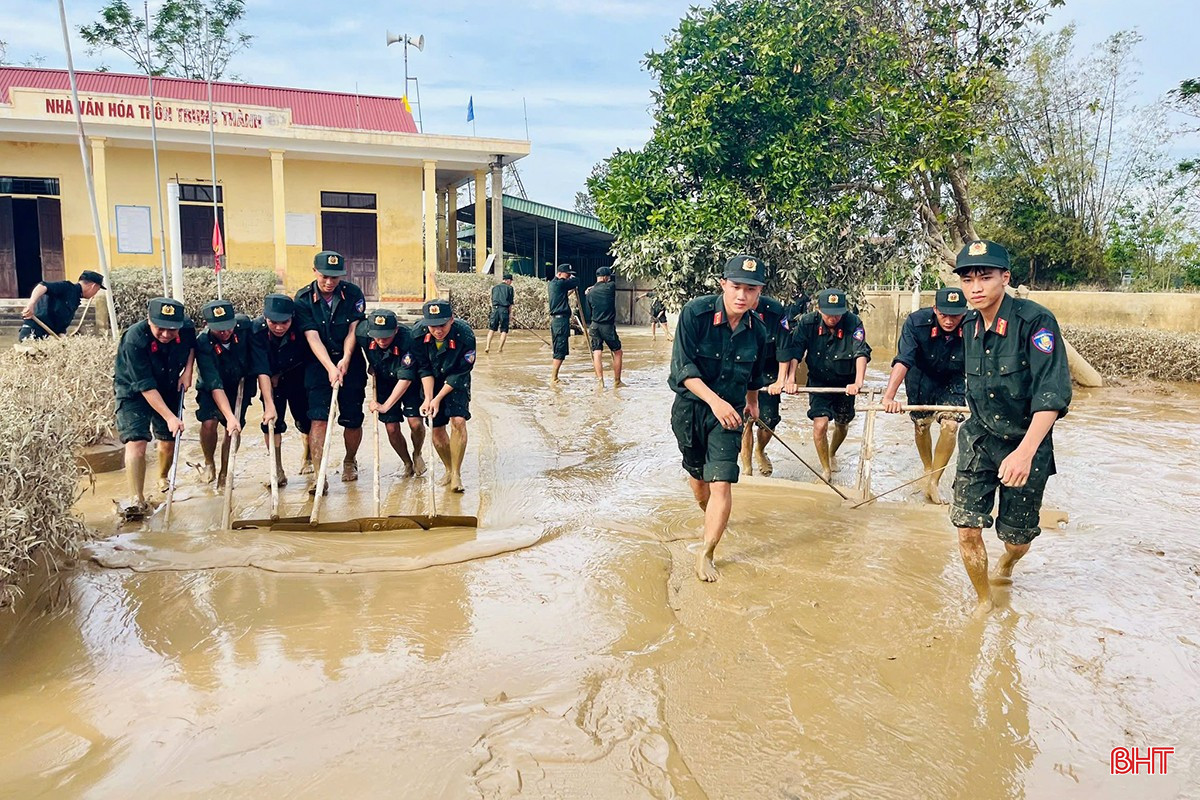 Lực lượng vũ trang Hà Tĩnh tích cực hỗ trợ địa phương khắc phục thiệt hại bão số 10 sau khi nước lũ rút. bqbht_br_khac-phuc-mua-lu.jpg