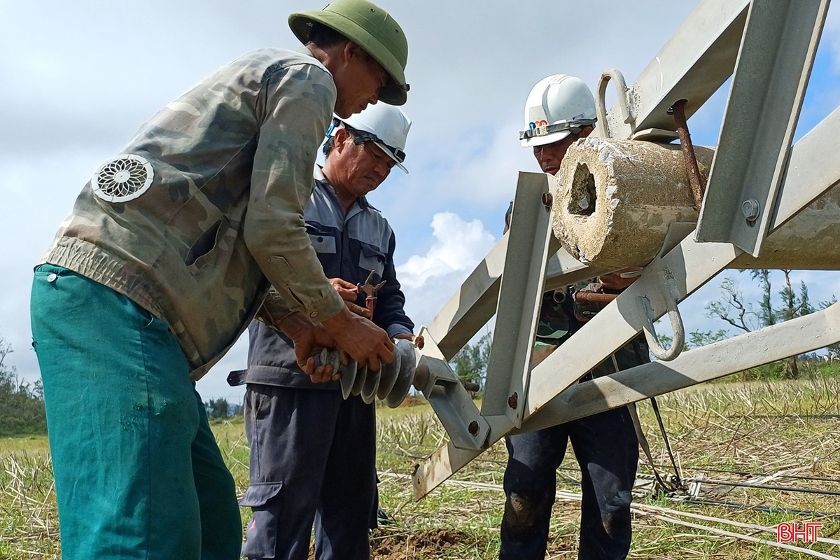 Hư hỏng hệ thống lưới điện đang được các đơn vị chức năng nỗ lực khắc phục. bqbht_br_khac-phuc-mua-lu-1.jpg