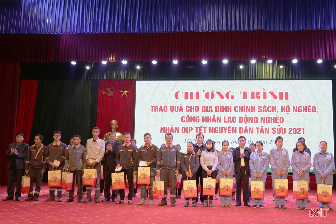 Chủ nhiệm Ủy ban Kiểm tra Trung ương Trần Cẩm Tú tặng quà Tết cho người dân Hà Tĩnh