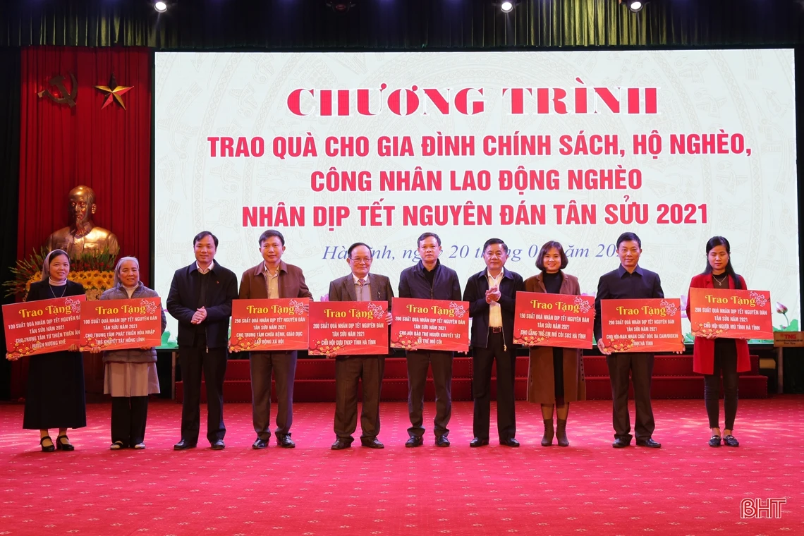 Chủ nhiệm Ủy ban Kiểm tra Trung ương Trần Cẩm Tú tặng quà Tết cho người dân Hà Tĩnh