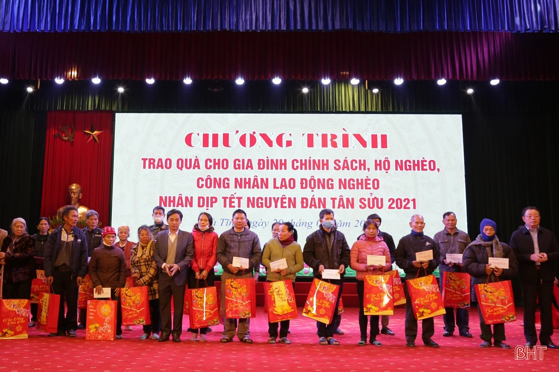 Chủ nhiệm Ủy ban Kiểm tra Trung ương Trần Cẩm Tú tặng quà Tết cho người dân Hà Tĩnh