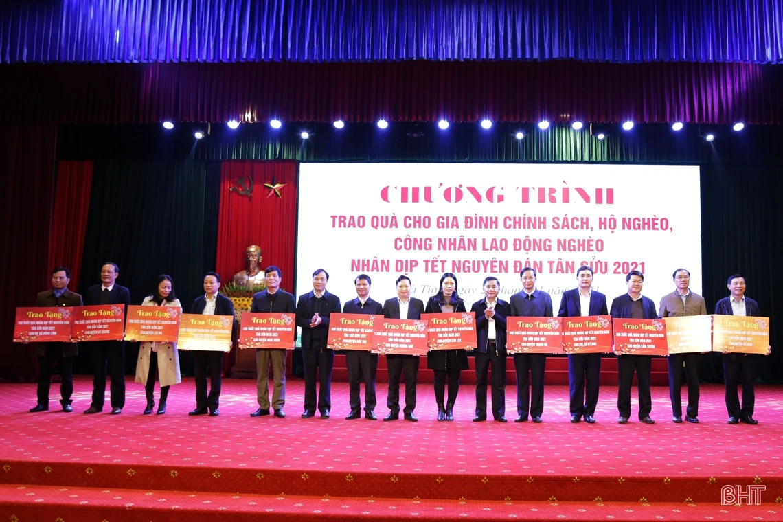 Chủ nhiệm Ủy ban Kiểm tra Trung ương Trần Cẩm Tú tặng quà Tết cho người dân Hà Tĩnh