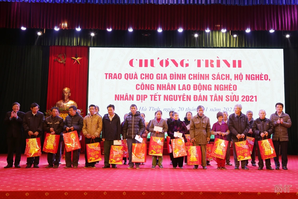 Chủ nhiệm Ủy ban Kiểm tra Trung ương Trần Cẩm Tú tặng quà Tết cho người dân Hà Tĩnh