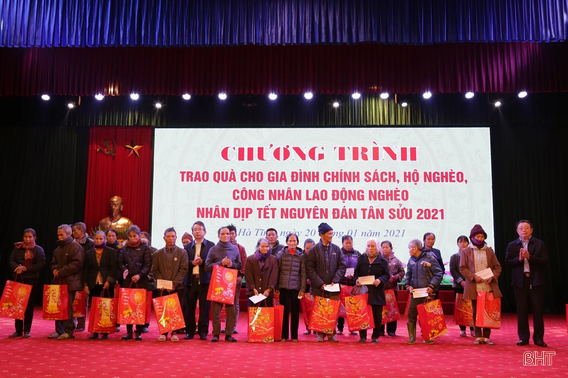 Chủ nhiệm Ủy ban Kiểm tra Trung ương Trần Cẩm Tú tặng quà Tết cho người dân Hà Tĩnh