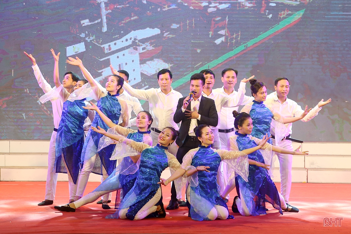 Phòng GD&ĐT thành phố Hà Tĩnh giành giải xuất sắc liên hoan tiếng hát giáo viên năm 2022 ảnh 10 Phòng GD&ĐT thành phố Hà Tĩnh giành giải xuất sắc liên hoan tiếng hát giáo viên năm 2022