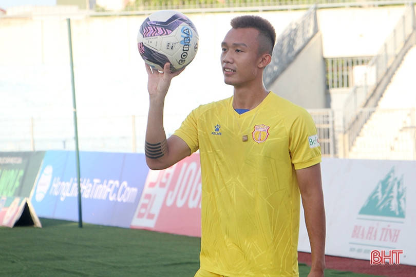 FC Nam Định làm quen sân trước trận gặp chủ nhà Hồng Lĩnh Hà Tĩnh