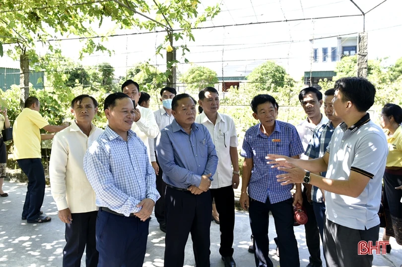 Đoàn đại biểu Ban Tuyên huấn tỉnh Bôlykhămxay và Savannakhet tham quan nông thôn mới Hà Tĩnh