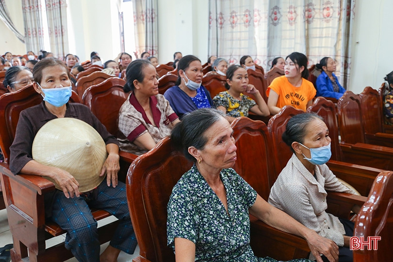 Trao tặng 100 bếp đun tiết kiệm năng lượng cho phụ nữ TP Hà Tĩnh