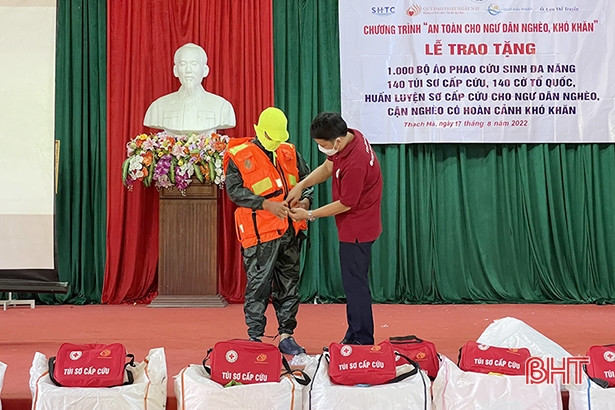 Trao tặng áo phao, cờ Tổ quốc cho ngư dân Thạch Hà