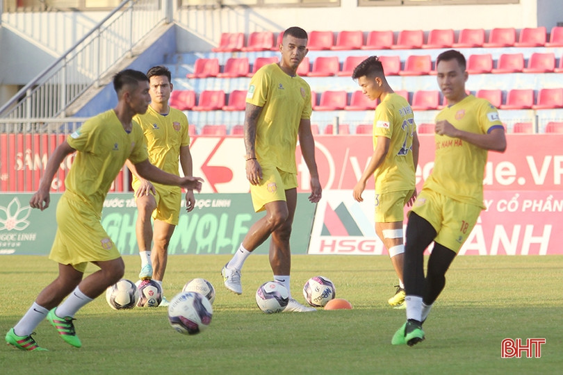 FC Nam Định làm quen sân trước trận gặp chủ nhà Hồng Lĩnh Hà Tĩnh
