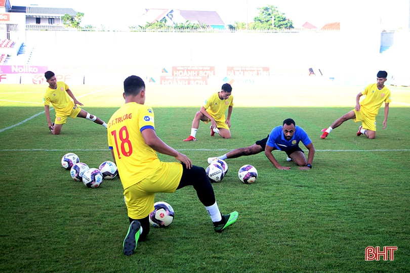 FC Nam Định làm quen sân trước trận gặp chủ nhà Hồng Lĩnh Hà Tĩnh