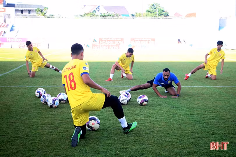 FC Nam Định làm quen sân trước trận gặp chủ nhà Hồng Lĩnh Hà Tĩnh