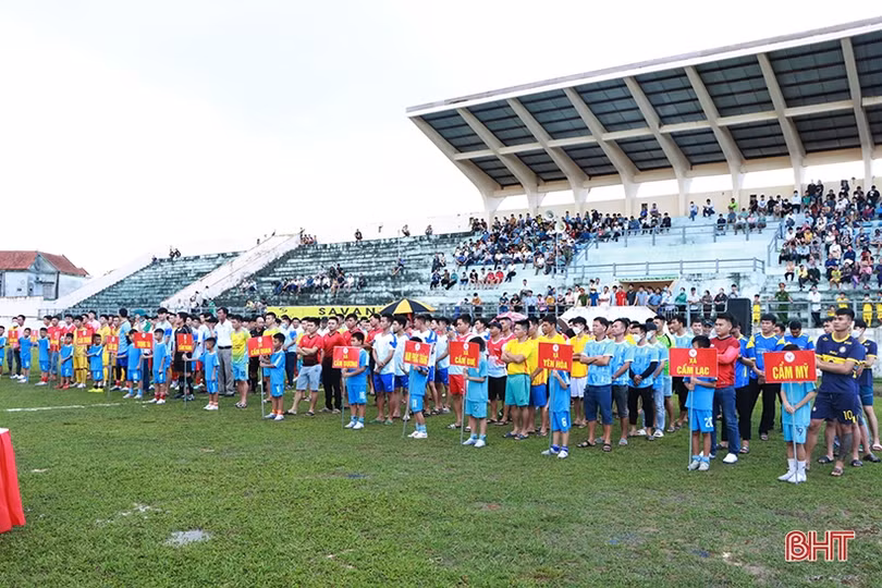 16 đội tranh tài tại Giải Bóng đá nam huyện Cẩm Xuyên năm 2022