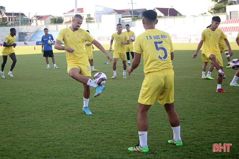 FC Nam Định làm quen sân trước trận gặp chủ nhà Hồng Lĩnh Hà Tĩnh