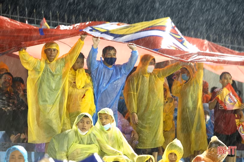 Hồng Lĩnh Hà Tĩnh giành chiến thắng ngọt ngào trong trận “thủy chiến” với Nam Định