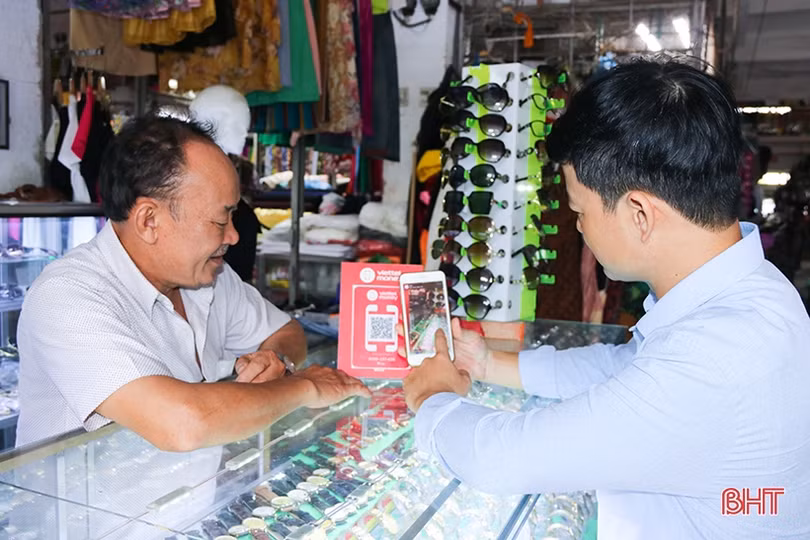 Đi “chợ 4.0 - thanh toán không dùng tiền mặt” đầu tiên tại Hà Tĩnh
