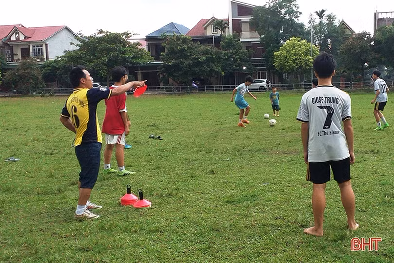 Thầy giáo ở phố núi Hương Sơn dành cả mùa hè dạy bóng đá miễn phí cho học sinh