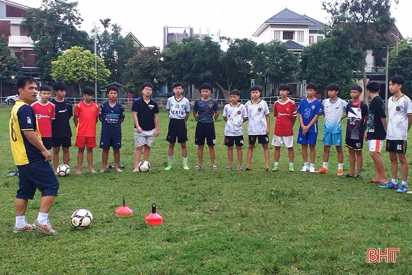 Thầy giáo ở phố núi Hương Sơn dành cả mùa hè dạy bóng đá miễn phí cho học sinh