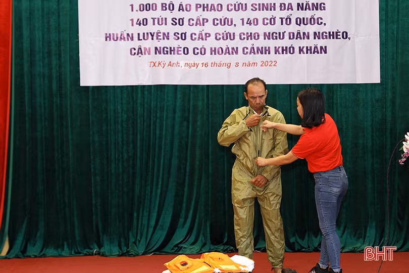 Trao tặng 300 bộ áo phao và cờ Tổ quốc cho ngư dân TX Kỳ Anh