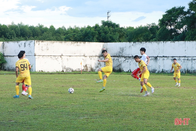 16 đội tranh tài tại Giải Bóng đá nam huyện Cẩm Xuyên năm 2022