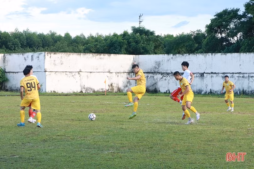 16 đội tranh tài tại Giải Bóng đá nam huyện Cẩm Xuyên năm 2022