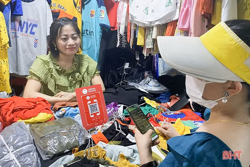 Đi “chợ 4.0 - thanh toán không dùng tiền mặt” đầu tiên tại Hà Tĩnh