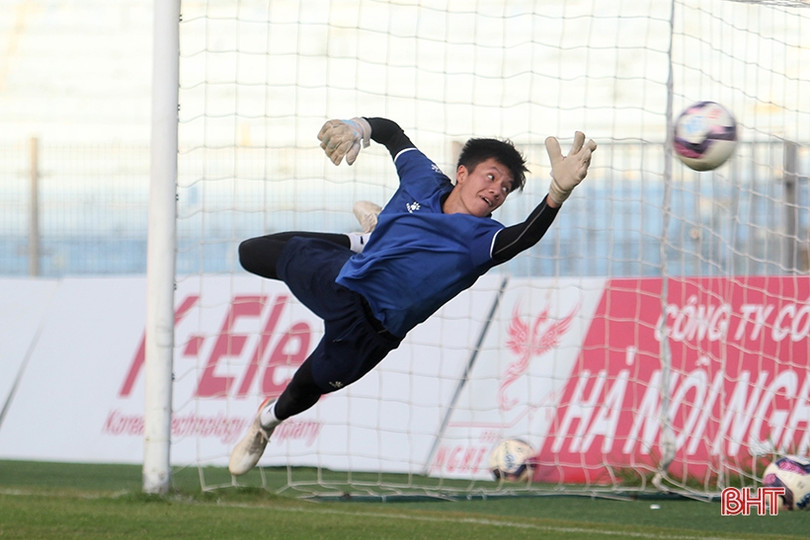 FC Nam Định làm quen sân trước trận gặp chủ nhà Hồng Lĩnh Hà Tĩnh