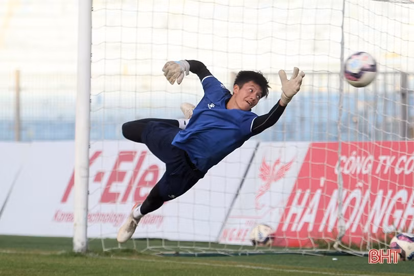 FC Nam Định làm quen sân trước trận gặp chủ nhà Hồng Lĩnh Hà Tĩnh