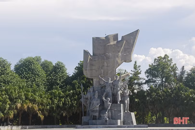 Đi giữa trời thu Can Lộc