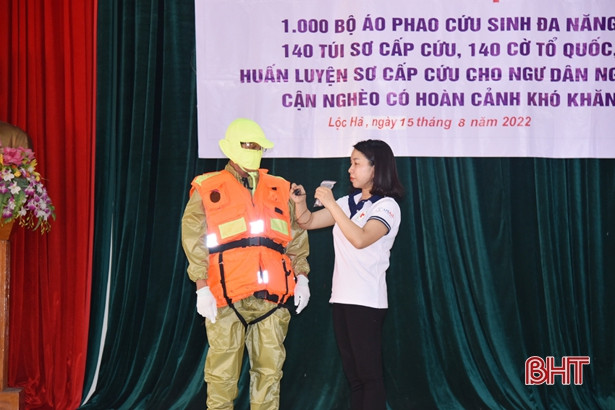 Tặng 150 bộ áo phao cùng cờ Tổ quốc cho ngư dân Lộc Hà